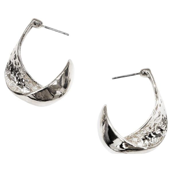 POLISHED METAL CRESCENT HOOP EARRING