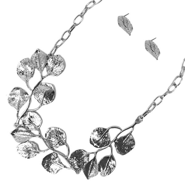 LEAF PATTERN METAL NECKLACE