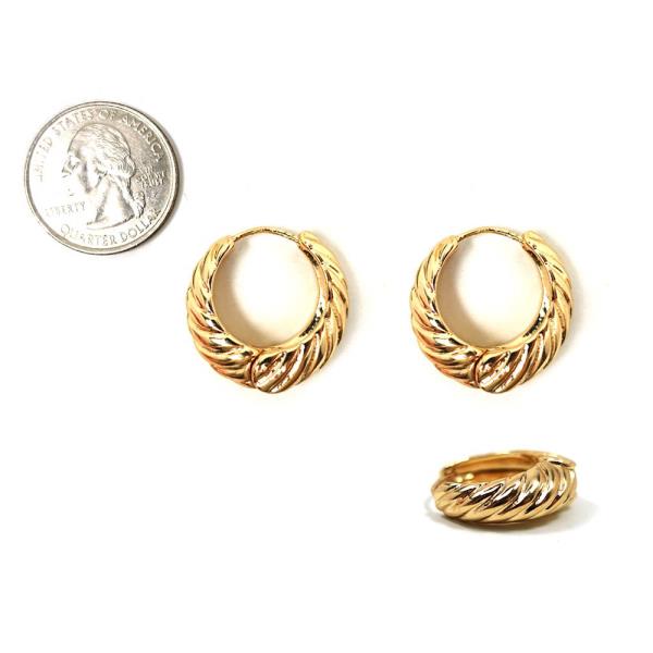 METAL TWISTED HOOP EARRING