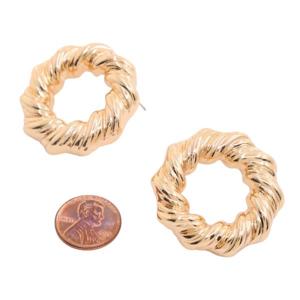 TEXTURED ROUND METAL EARRING