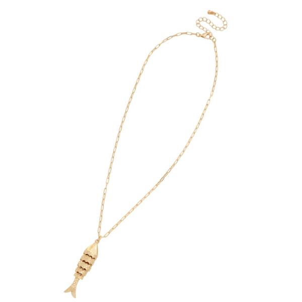 TETXURED FISH PENDANT METAL NECKLACE