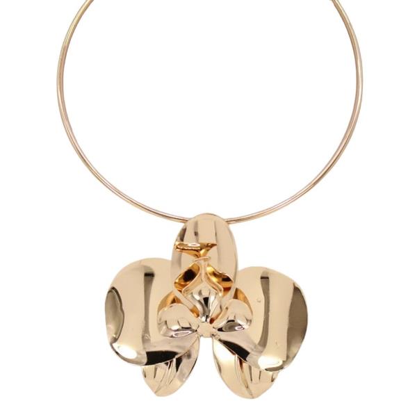 METAL FLOWER PENDANT NECKLACE