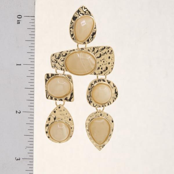 HAMMERED METAL STONE DANGLE EARRING