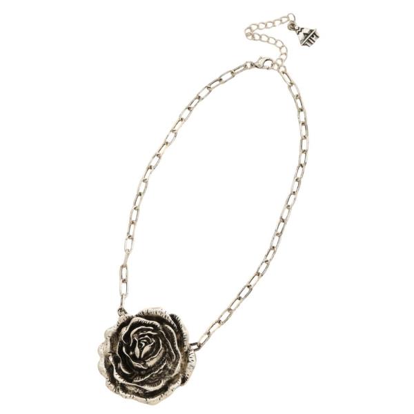 FLOWER PENDANT METAL NECKLACE