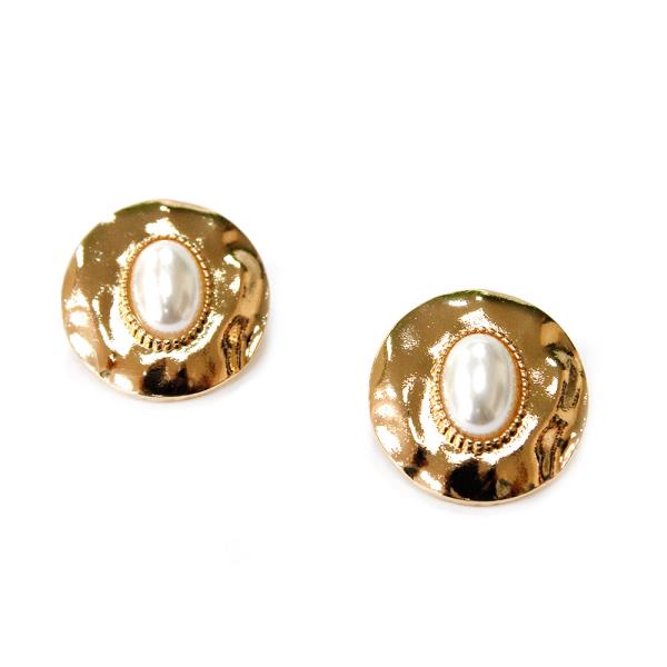 TEXTURED METAL PEARL CENTER ROUND STUD EARRING