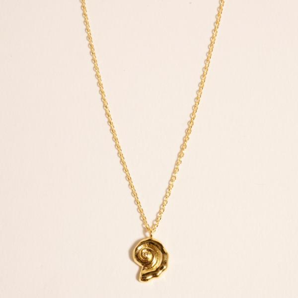 WATER RESISTANT SHELL SHAPED GOLD-DIPPED PENDANT SHORT NECKLACE
