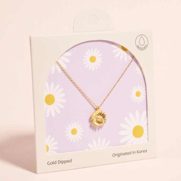 DAISY SHAPED GOLD-DIPPED PENDANT SHORT NECKLACE WATER RESISTANT