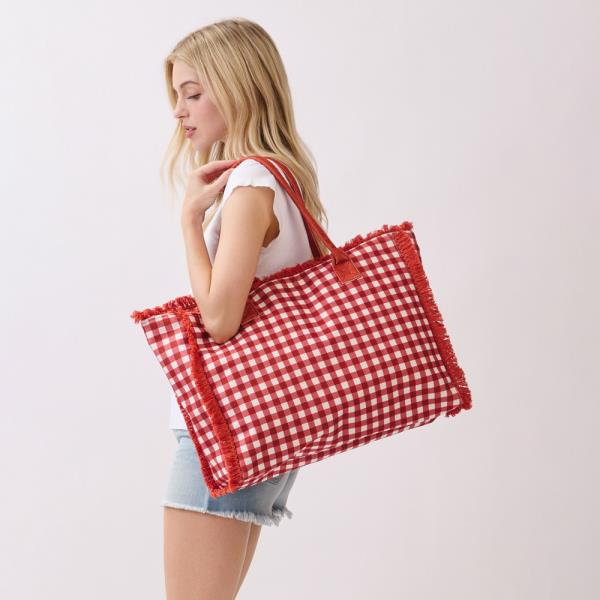 WOVEN STRAW POUCH WITH SUMMER EMBROIDERY AND GOLD LUREX DETAIL