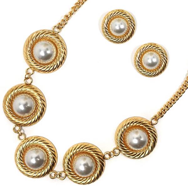 ROUND SHAPE WITH PEARL NECKLACE EARRING SET