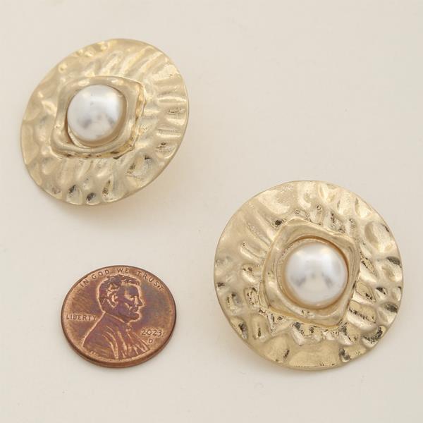 ROUND METAL PEARL EARRING