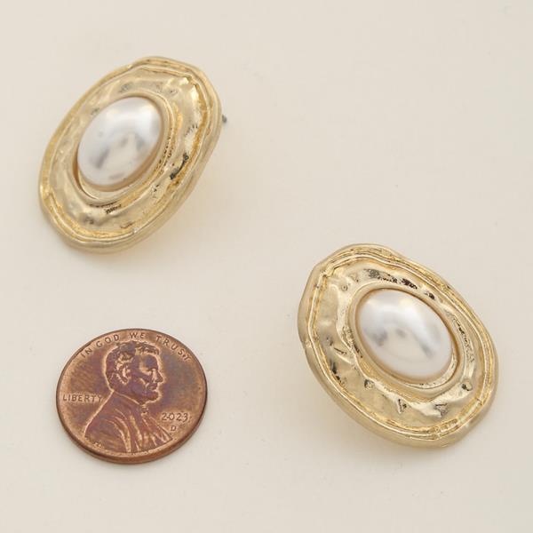 OVAL METAL PEARL EARRING