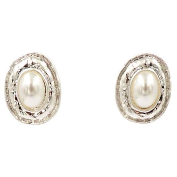 OVAL METAL PEARL EARRING