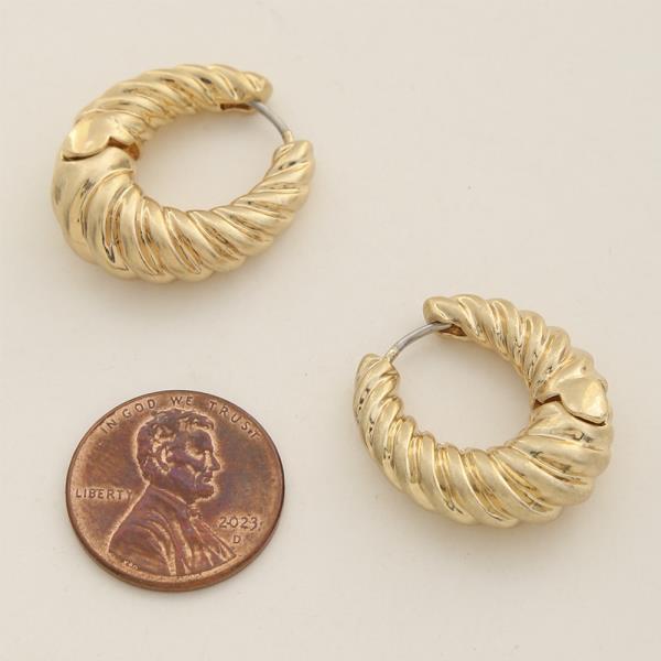 TWISTED ROUND EARRING