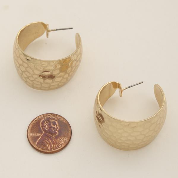 TEXTURED METAL EARRING