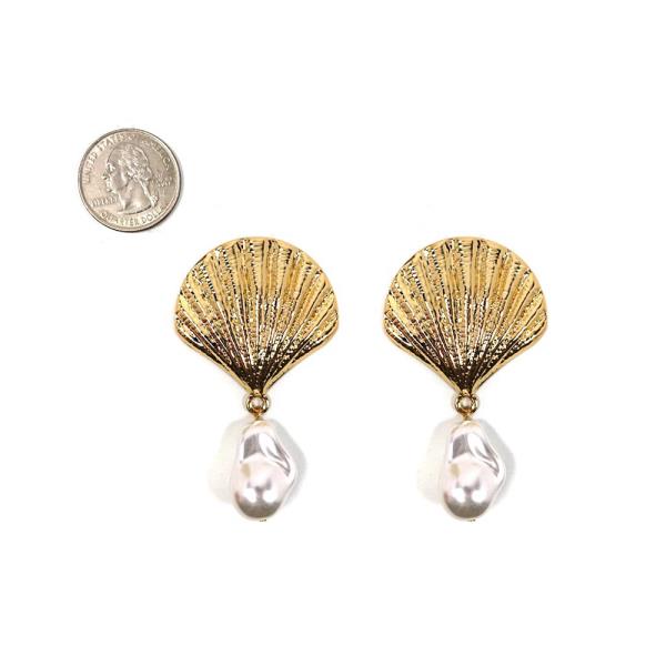 SHELL SHAPE W PEARL DANGLE EARRINGS