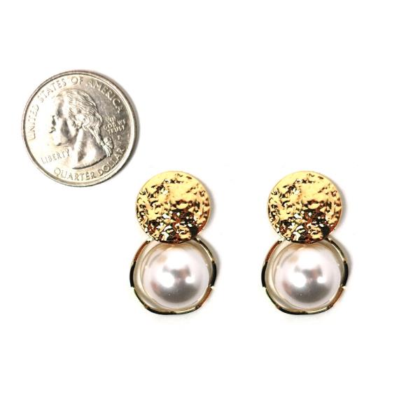 METAL W PEARL DROP POST EARRINGS