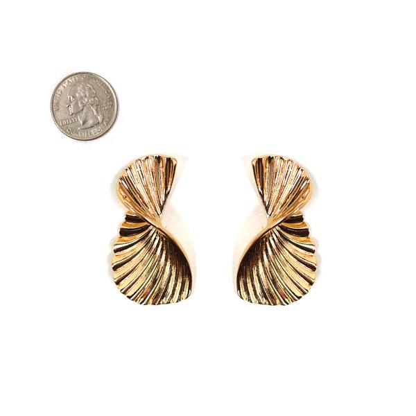 METAL SCULPTED FAN POST EARRING