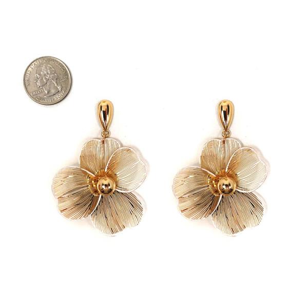FLOWER SHAPE POST EARRINGS
