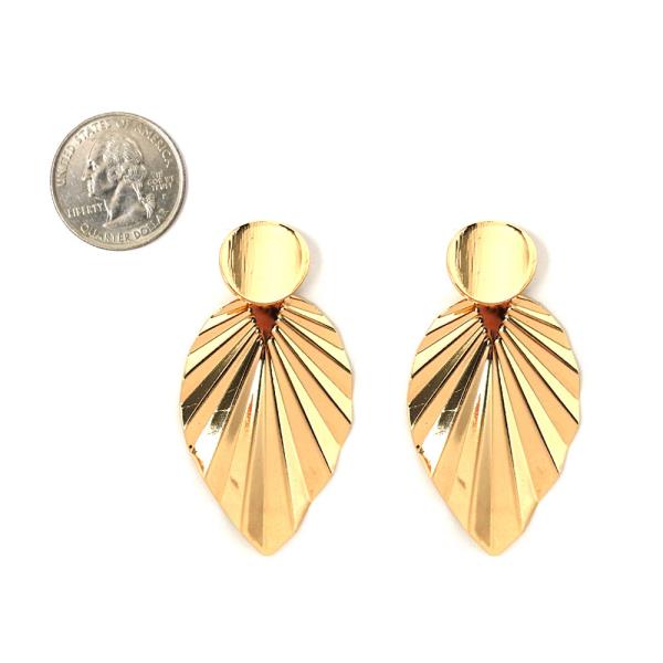 METAL FAN DANGLE EARRING