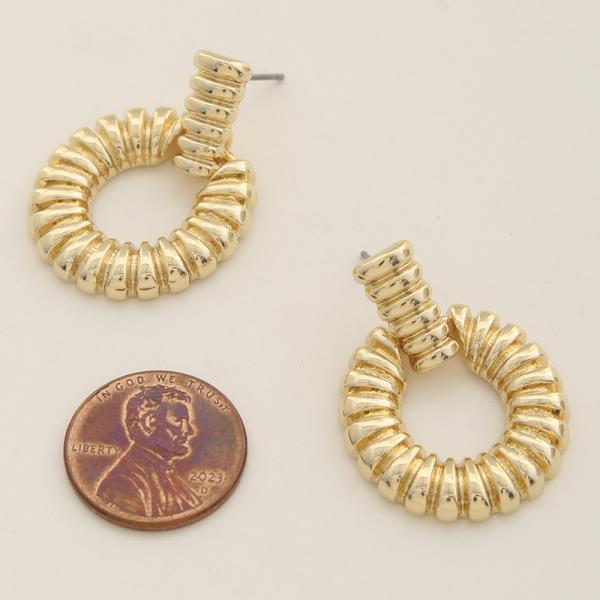 ROUND METAL DESIGN EARRING