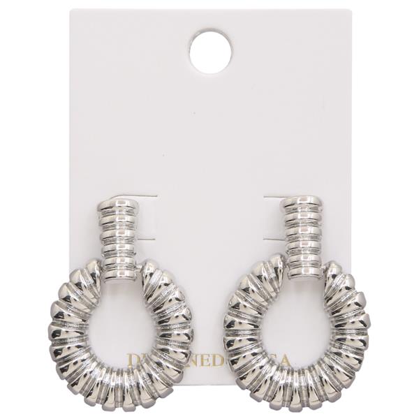 ROUND METAL DESIGN EARRING