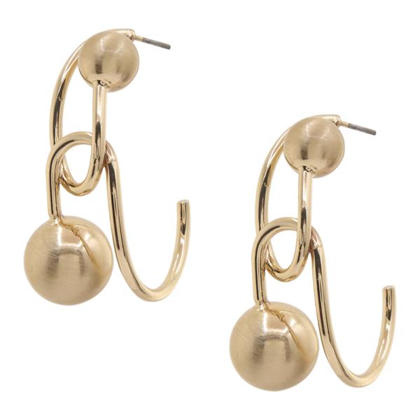 METAL LOOP DESIGN EARRING