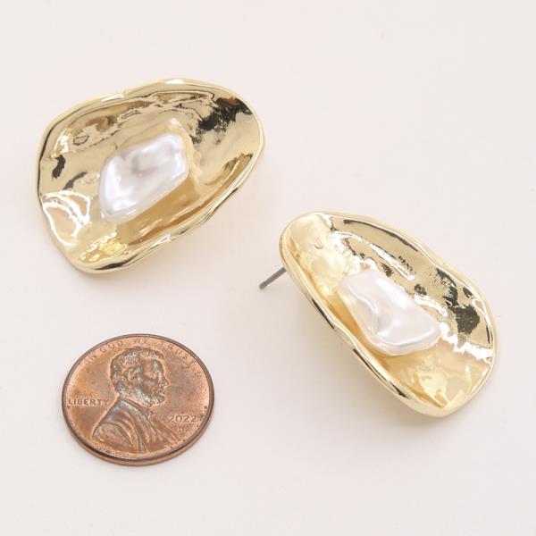 CLAM PEARL METAL EARRING
