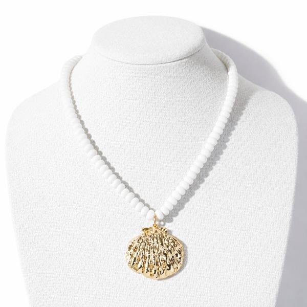 COLOR BEAD SHELL PENDANT NECKLACE