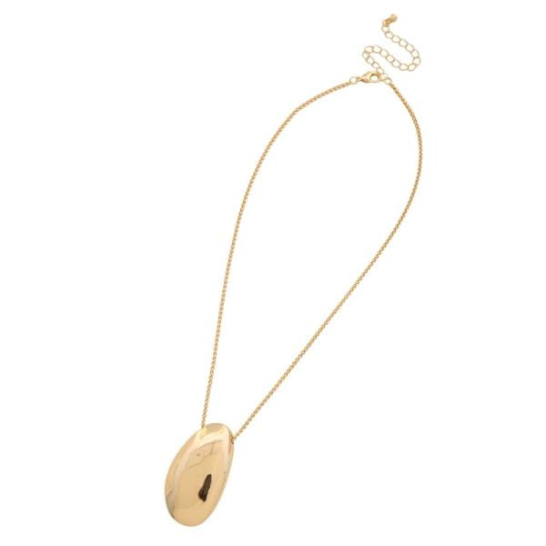 OVAL METAL PENDANT NECKLACE