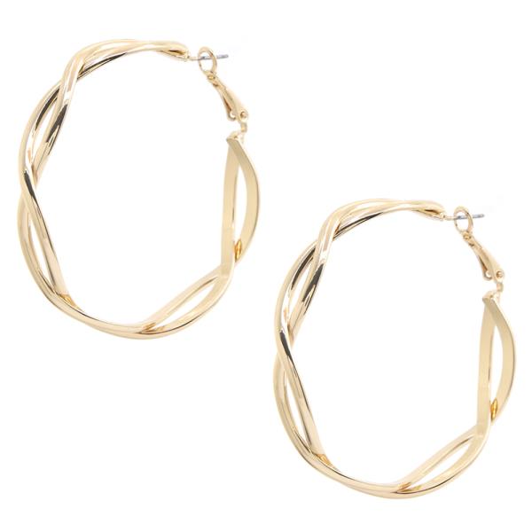 TWIST LOOP DESIGN HOOP EARRING