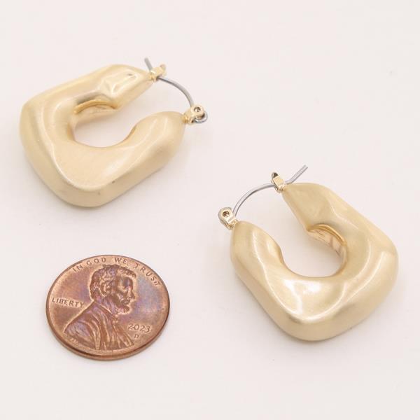 ROUND METAL SHAPED EARRING