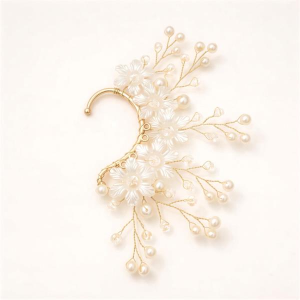 WHITE DAISY EAR CUFF WITH PEARLS