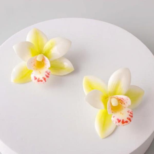 GLASS ORCHID EARRING