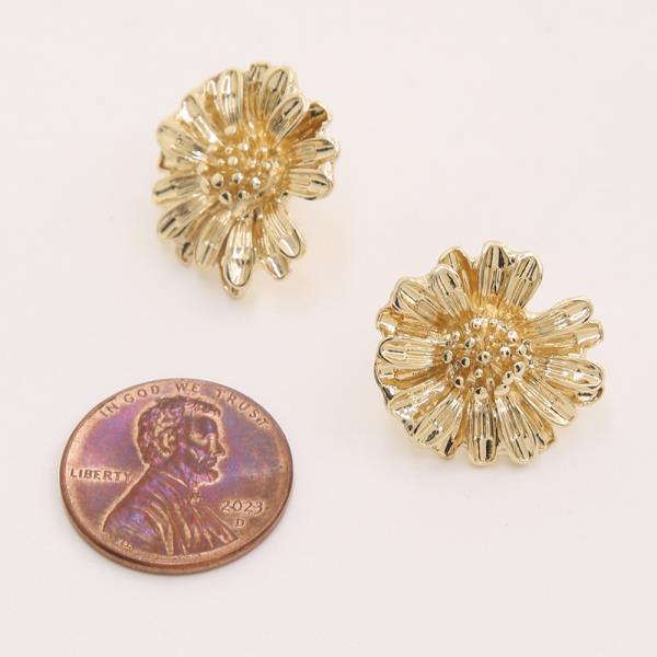 TEXTURED DAISY DESIGN STUD EARRING