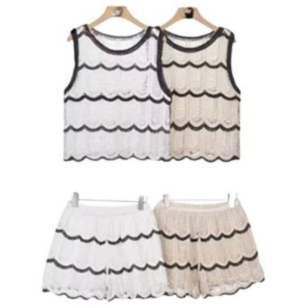 SCALLOP EYELET TIERED SLEEVELESS TOP