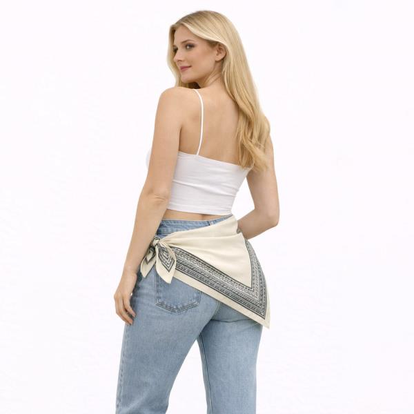 GEOMETRIC TRIANGLE SHAPE SCARF