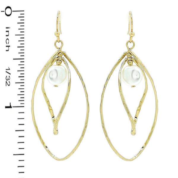 BOAT SHAPE METAL W. MOP EARRING