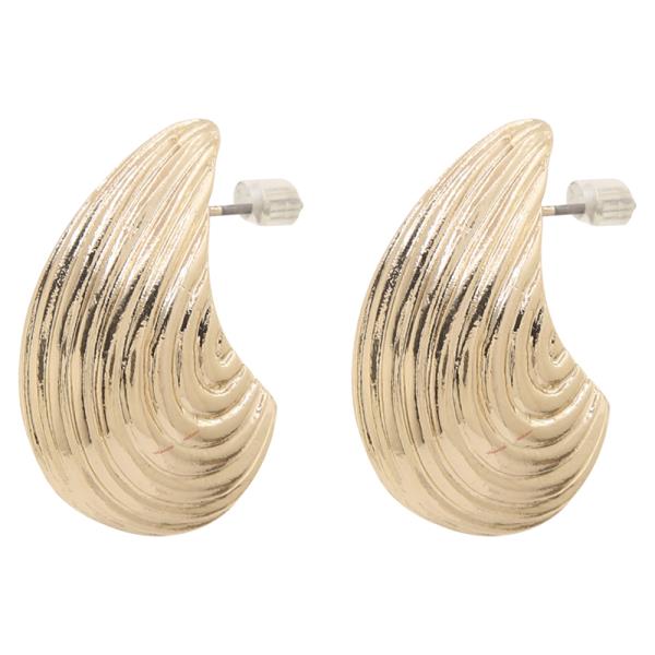 SHELL TEXTURED METAL EARRING