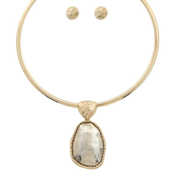 SHAPE HAMMERED PENDANT CHOKER NECKLACE EARRING SET
