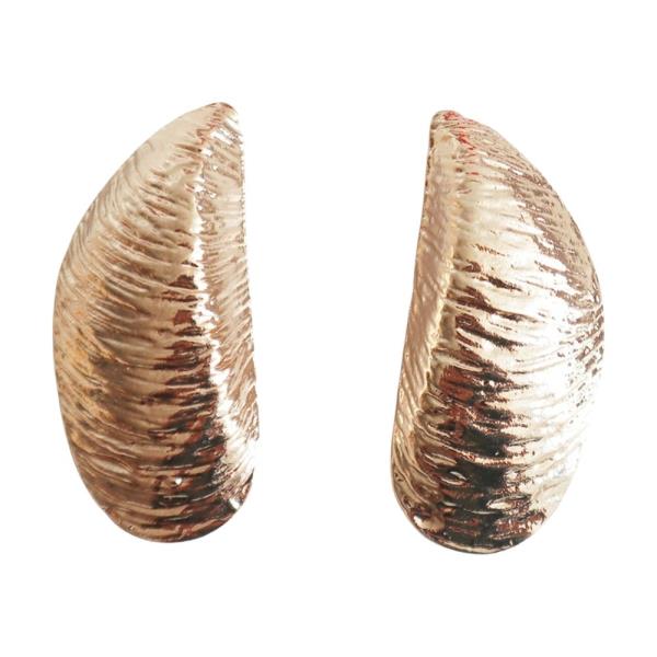 TEXTURED METAL SHELL STUD EARRING