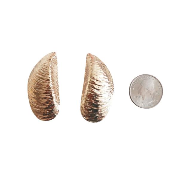 TEXTURED METAL SHELL STUD EARRING