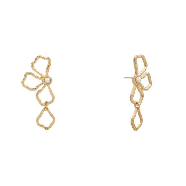 METAL OPEN FLORAL PEARL CENTER DROP EARRING