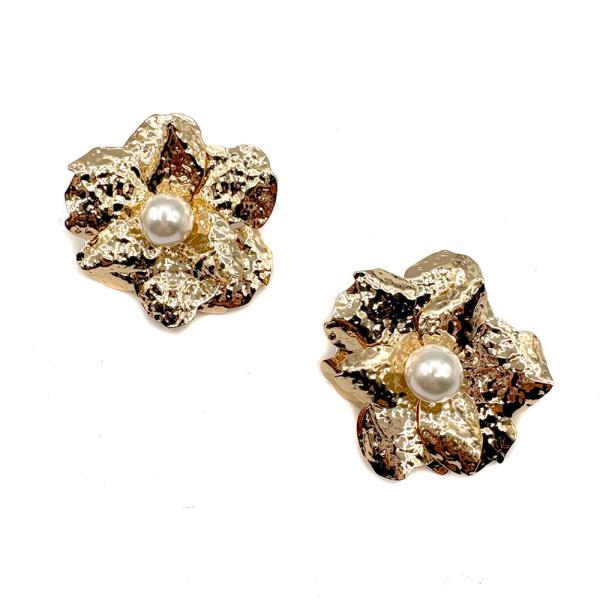 GOLD FLOWER WITH CENTER PEARL POST EARRING