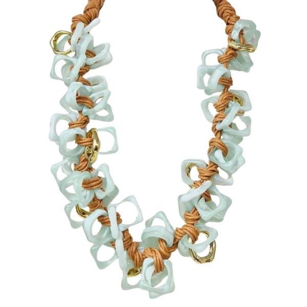 RESIN SHELL LINK RAFFIA LINE STATEMENT NECKLACE