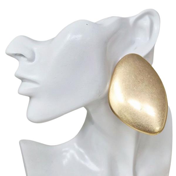 METAL OVAL STATEMENT STUD EARRING