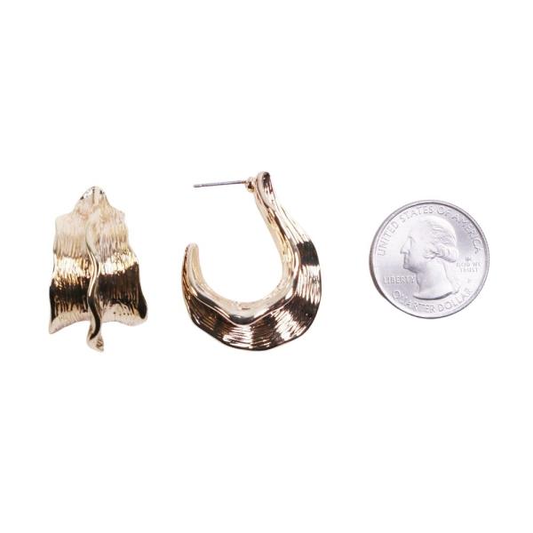 METAL HAMMERED HOOP EARRING