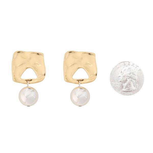 METAL SQUARE PEARL DROP EARRING