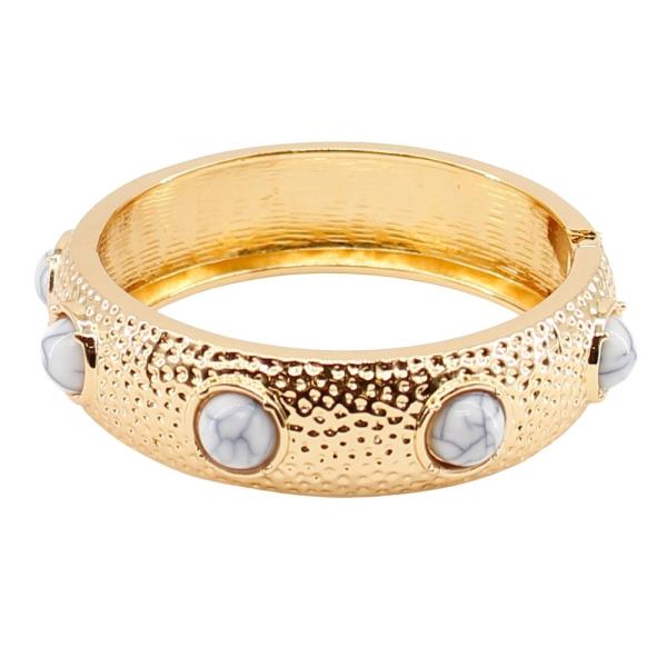 HAMMERED WH STONE BANGLE BRACELET