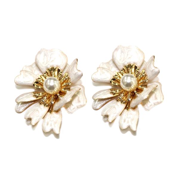 METAL FLOWER PEARL STUD EARRING