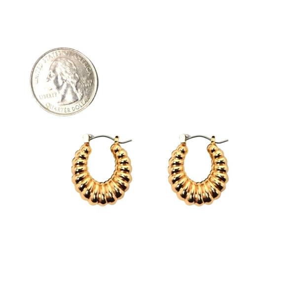 RIBBED HOOP EARRING